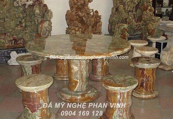Bàn ghế đá